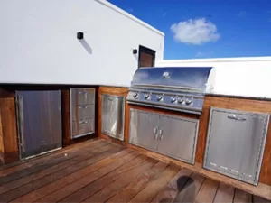 BBQ, ice machine, mini fridge